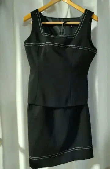 블랙 스커트 셋업 화이트 스티치