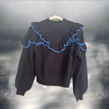 moussy 프릴 장식 블랙 스웨터