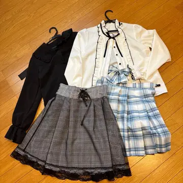 양산형 블라우스와 체크 무늬 스커트 셋업