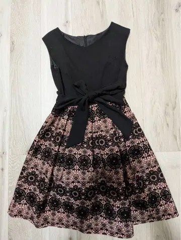 슬리브리스 무릎 기장 원피스 블랙과 핑크