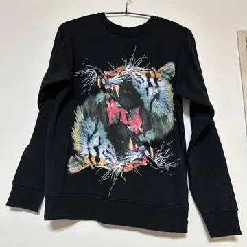 호랑이 디자인 블랙 크루넥 맨투맨