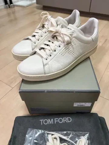 TOM FORD 톰포드 화이트 가죽 스니커즈 사이즈 8