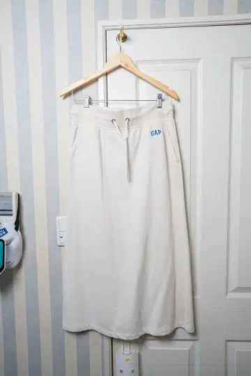 GAP 로고 자수 롱 스커트 크림색
