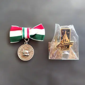 DISNEY 훈장풍 브로치 핀 배지 2점