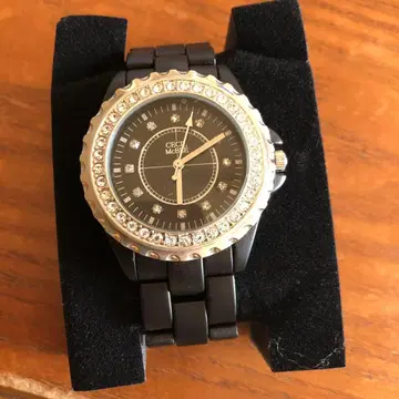 CECIL McBEE 스톤 장식 블랙 시계