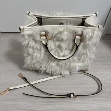 화이트 퍼 핸드백 숄더 스트랩 포함