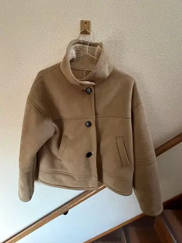 베이지 플리스풍 무스탕 코트