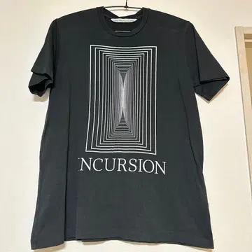 블랙 기하학 패턴 티셔츠