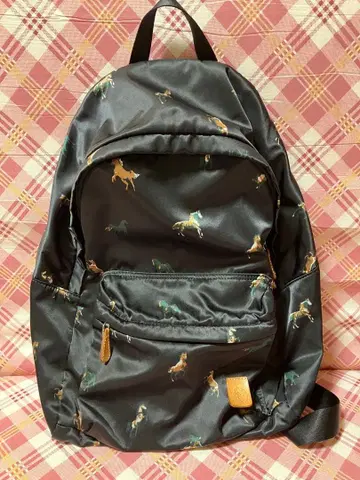 러셋 홀스 무늬 백팩
