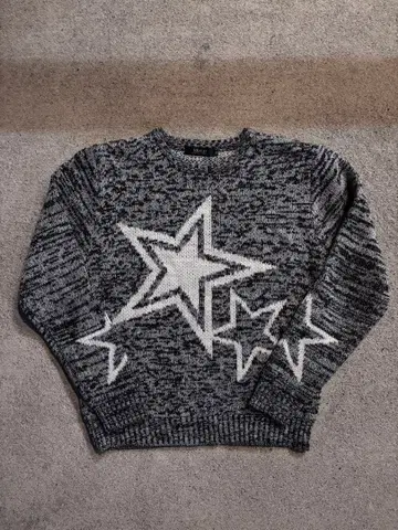 Star-patterned long-sleeved knit sweater