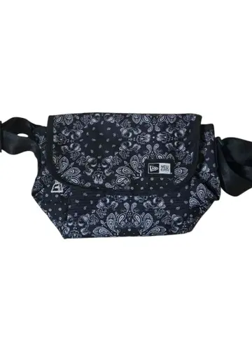 뉴에라 숄더백 블랙 페이즐리 무늬