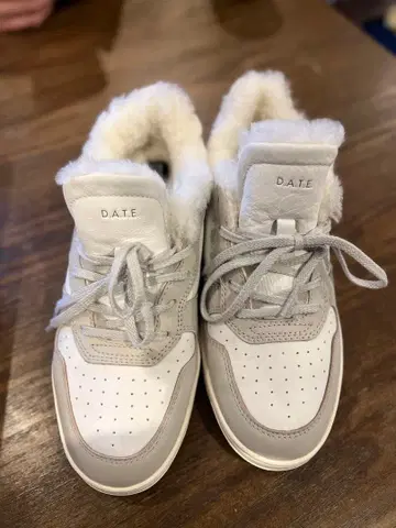 미사용 새상품 D.A.T.E 퍼 스니커즈 25.5cm