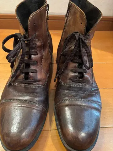 브라운 가죽 레이스업 부츠