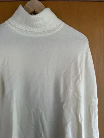 캐시미어 유니클로 화이트 터틀넥 니트