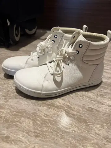 버켄스탁 화이트 가죽 하이컷 스니커즈