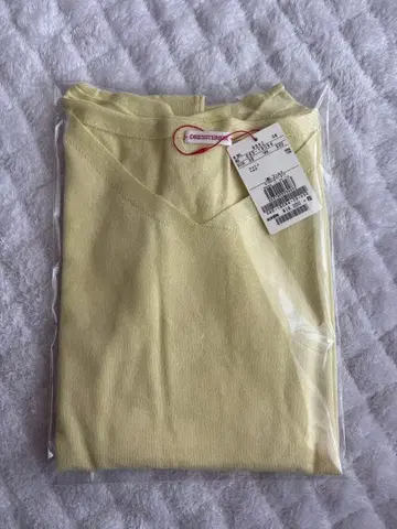 연한 옐로우 컬러 V넥 긴팔 니트 드레스 드레스