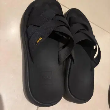 Teva 블랙 크로스 스트랩 샌들