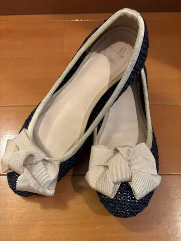 네이비 리본 포함 플랫슈즈