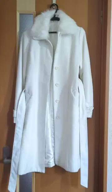 화이트 퍼 롱 코트