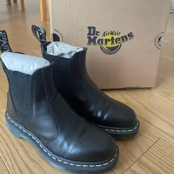 닥터마틴 2976 화이트 스티치 UK4