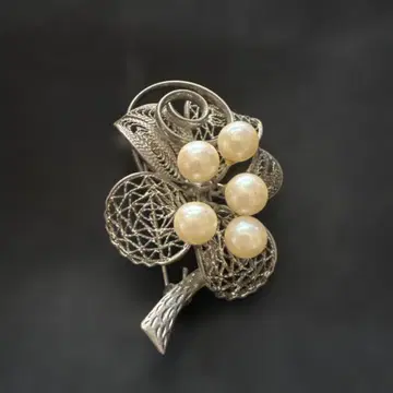 실버 소재 트리 모양 브로치 펄 장식