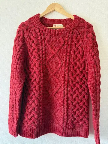 케이블 니트 빨간색 크루넥 스웨터