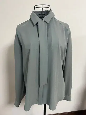 theory luxe 블루 그레이 보타이 블라우스