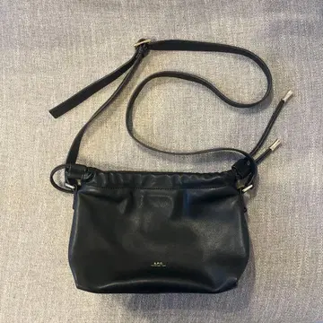 A.P.C 숄더백 블랙