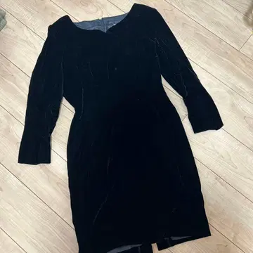 블랙 벨벳 긴팔 무릎 기장 원피스