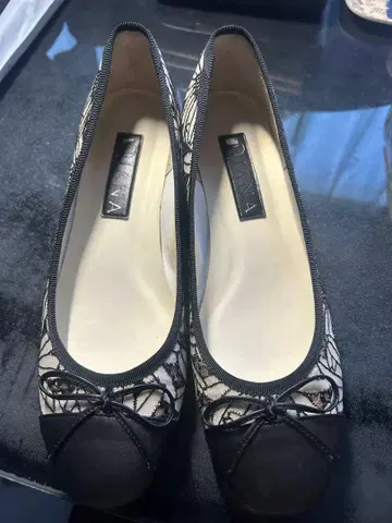 DIA 화이트/블랙 플랫 펌프스