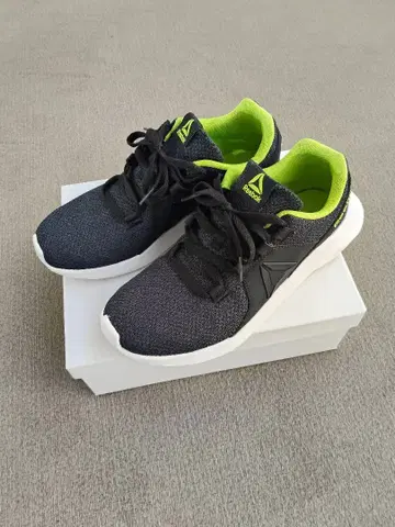 리복 블랙/라임 스니커즈