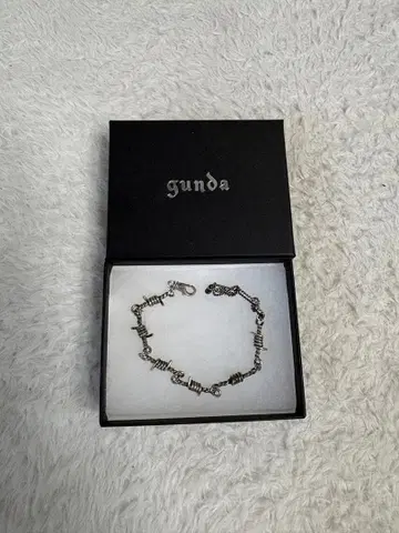 [새상품급] gunda 와이어 팔찌 HYDE 착용 모델