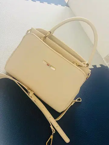 크림색 숄더백