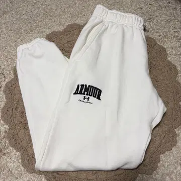 언더 아머 화이트 조거 팬츠