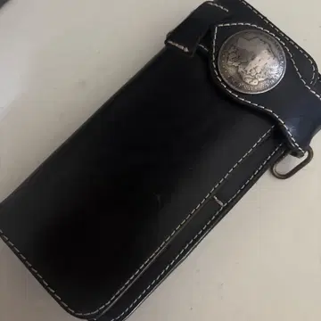 스터드 장식 블랙 가죽 장지갑