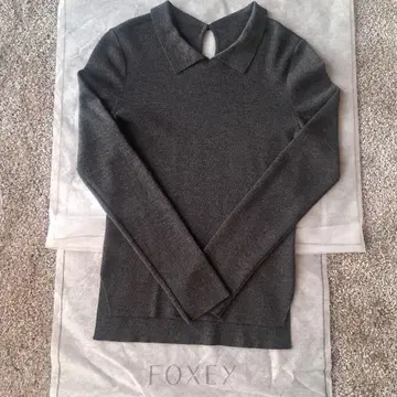 FOXEY 그레이스울 다크 그레이 카라 부착 니트 스웨터