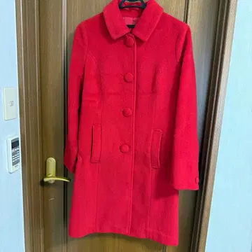 빨간색 버튼이 달린 롱 코트