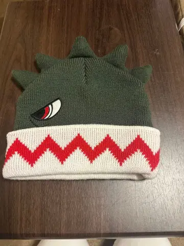 가시 달린 올리브 그린 모자