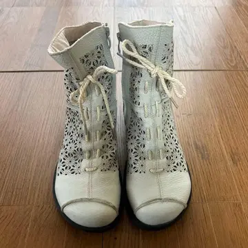화이트 레이스업 가죽 부츠