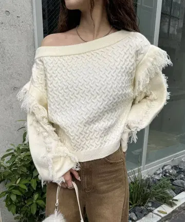 [ mline ] 오프숄더 프린지 니트