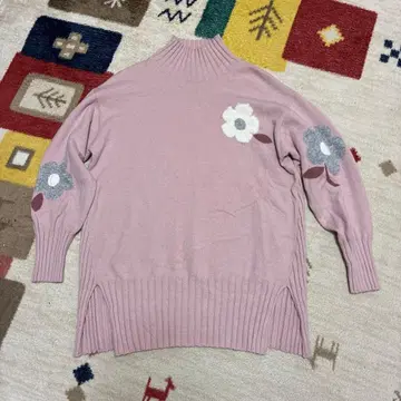 엠즈 그레이시 꽃무늬 자수 하이넥 스웨터 핑크