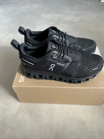 [ 새상품급 ] on 블랙 스니커즈