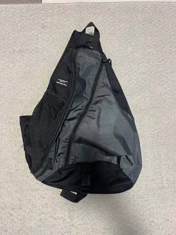 블랙 나일론 슬링백