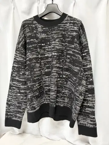 ZARA 블랙 x 화이트 니트 스웨터