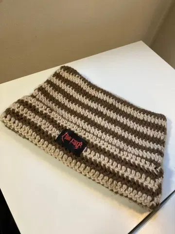 LOVE KILLER 니트 모자 브라운과 크림색