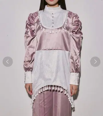 Romansual/바이컬러 새틴 태슬 언밸런스 밑단 블라우스