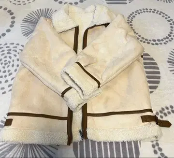 보아 소재 지퍼 달린 무스탕 코트 Ray Cassin