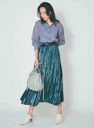 [ 미착용 새상품 ] FRAY I.D 레더라이크 새틴 플리츠 스커트