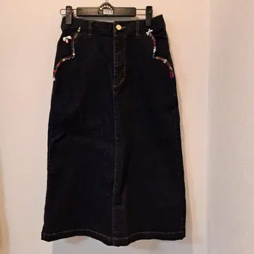 다크 데님 타이트 스커트 비즈 장식