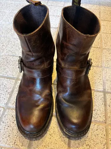 다크 브라운 바운싱 밑창 부츠